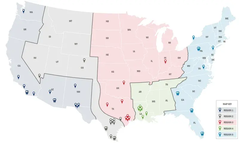 Oficina del Defensor de Inmigrantes Detenidos mapa de ubicación con pines en cada una de las instalaciones estatales visitadas por los administradores de casos, desglosado por las cinco regions. La Región 1 consta de los siguientes estados: Washington, Oregón, California, Arizona, Nuevo México, y una pequeña sección del oeste de Texas. La Región 2 consta de los siguientes estados: Idaho, Montana, Wyoming, Nevada, Utah, Colorado, una pequeña sección del oeste de Oklahoma, y la sección media de Texas. La Región 3 consta de los siguientes estados: Dakota del Norte, Minnesota, Wisconsin, Michigan, Dakota del Sur, Iowa, Illinois, Indiana, Ohio, Nebraska, Kansas, Missouri, Kentucky, la mayoría de Oklahoma, y todo el este de Texas. La Región 4 consta de los siguientes estados: Arkansas, Tennessee, Luisiana, Mississippi, and Alabama. La Región 5 consta de los siguientes estados: Maine, Nuevo Hampshire, Vermont, Nueva York, Massachusetts, Connecticut, Rhode Island, Pensilvania, Nueva Jersey, Delaware, Maryland, Virginia Occidental, Virginia, Carolina del Norte, Carolina del Sur, Georgia, and Florida. Vea la lista de estados debajo de este mapa para obtener una lista de las instalaciones representadas por pines.